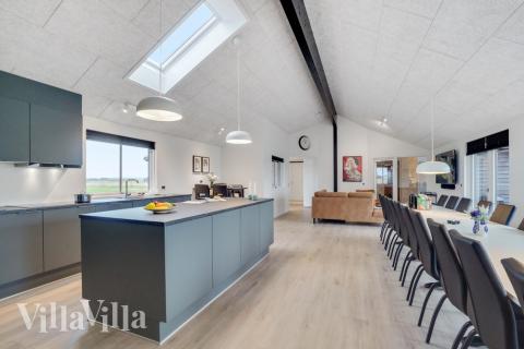 Köket i lyxstuga nr 551 är utrustat så att ni kan laga mat till 24 personer.