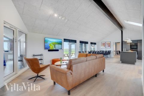 I soffhörnan i lyxstuga 551 i Vestjylland kan ni spela brädspel eller titta på film tillsammans.