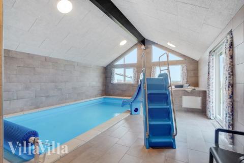 Den härliga poolen i lyxstuga nr 551 för 24 personer