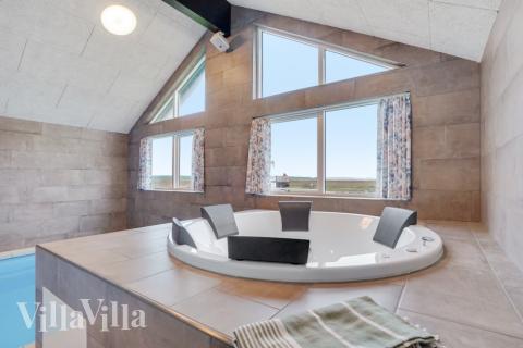 Njut av spabadets värme i lyxstuga nr 551 i Vestjylland