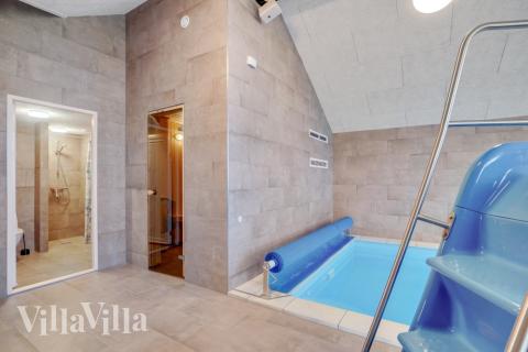 Sommarstuga 551 är inredd med en smakfull poolavdelning som har vattenrutschbana, ett stort inbyggt spapad och bastu