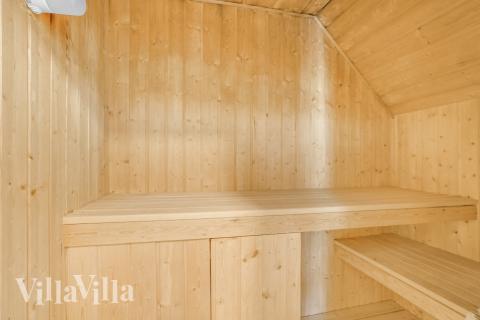 Njut av bastuvärmen i lyxstuga nr 572 för 12 personer