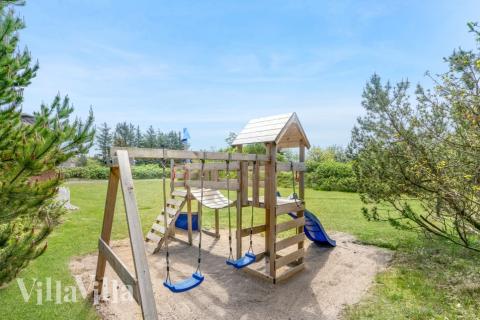 Till den trevliga sommarstugan nr 572 i Vestjylland erbjuds en mängd utomhusaktiviteter, t.ex. lektorn och gungor