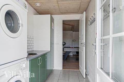 Den rymliga entrén i lyxstuga nr 572 i Vestjylland