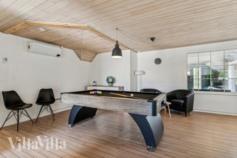 Förutom de många timmar som du kan tillbringa i stugans poolavdelning erbjuder lyxstuga 572 även biljard, bordtennis och dart