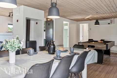 Det stora ljusa vardagsrummet i lyxstuga nr 572 för 12.