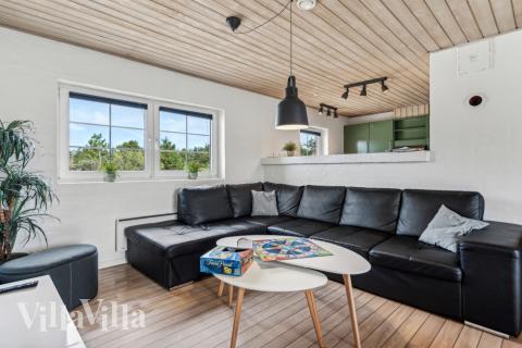 Soffhörnan i lyxstuga 572 i Vestjylland.