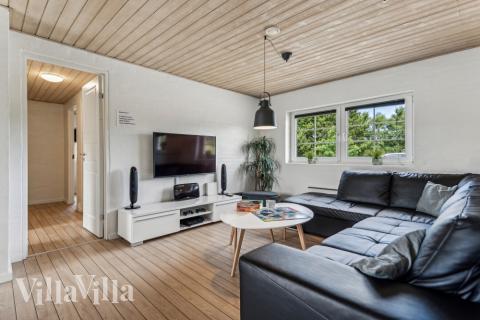 I soffhörnan i lyxstuga 572 i Vestjylland kan ni spela brädspel eller titta på film tillsammans.