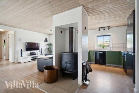 Vardagsrummet i lyxstuga nr. 572 har plats för 12 personer.