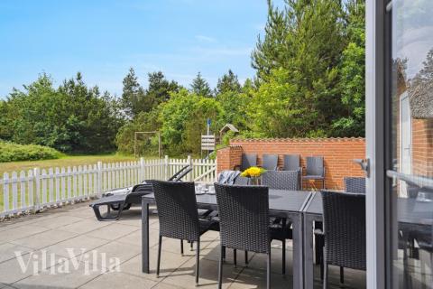 Lyxstuga nr 572 har en härlig terrass med sköna trädgårdsmöbler för 12 personer.