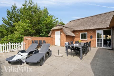 Njut av en grillkväll på terrassen i lyxstuga nr 572 i Vestjylland