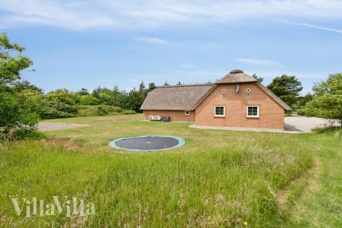 Den tjusiga sommarstugan nr 572 med gott om plats för upp till 12 personer