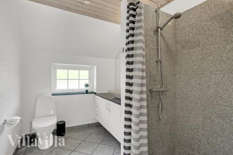 Ett duschrum finns i lyxstuga nr 573 för 14 personer.