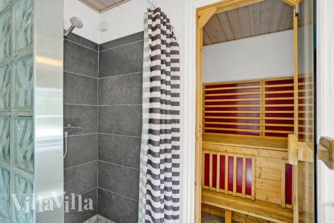 Njut av bastuvärmen i lyxstuga nr 573 för 14 personer