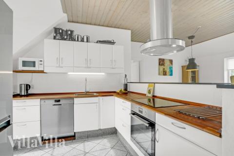 Köket i lyxstuga nr 573 är utrustat så att ni kan laga mat till 14 personer.