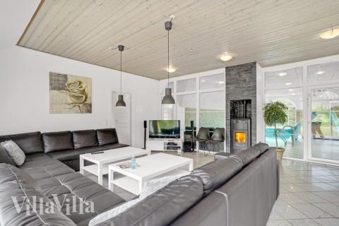 Det stora ljusa vardagsrummet i lyxstuga nr 573 för 14.