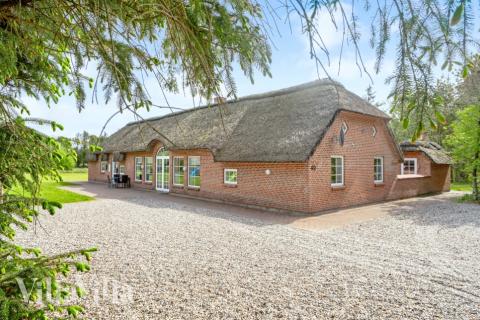 Till den trevliga sommarstugan nr 573 i Vestjylland erbjuds en mängd utomhusaktiviteter, t.ex. lektorn och gungor