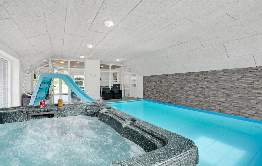 Den härliga poolen i lyxstuga nr 573 för 14 personer