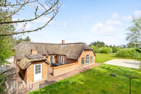 Den praktfulla poolstugan nr 573 med plats för 14 personer ligger i Vestjylland