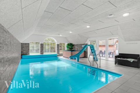 Sommarstuga 573 är inredd med en smakfull poolavdelning som har vattenrutschbana, ett stort inbyggt spapad och bastu