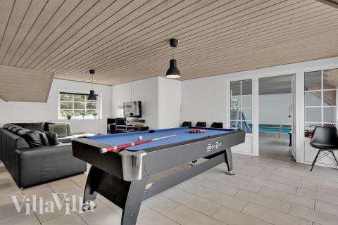 Det stora ljusa vardagsrummet i lyxstuga nr 574 för 12.