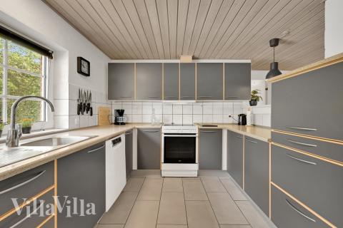 Köket i lyxstuga nr 574 är utrustat så att ni kan laga mat till 12 personer.