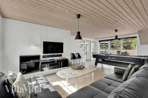 Vardagsrummet i lyxstuga nr. 574 har plats för 12 personer.