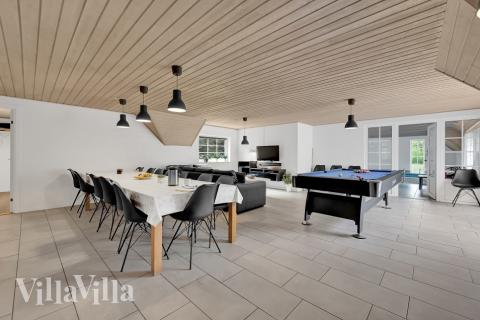 Ni kan sitta 12 personer tillsammans i vardagsrummet när ni besöker lyxhus nr 574 i Vestjylland.