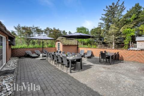 Njut av en grillkväll på terrassen i lyxstuga nr 574 i Vestjylland