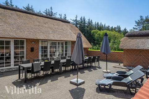 Lyxstuga nr 574 har en härlig terrass med sköna trädgårdsmöbler för 12 personer.