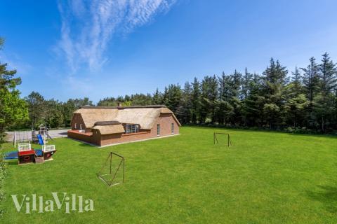 Den praktfulla poolstugan nr 574 med plats för 12 personer ligger i Vestjylland