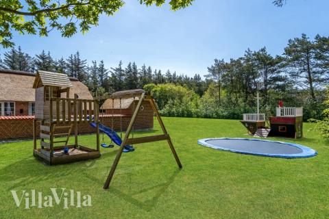 Till den trevliga sommarstugan nr 574 i Vestjylland erbjuds en mängd utomhusaktiviteter, t.ex. lektorn och gungor