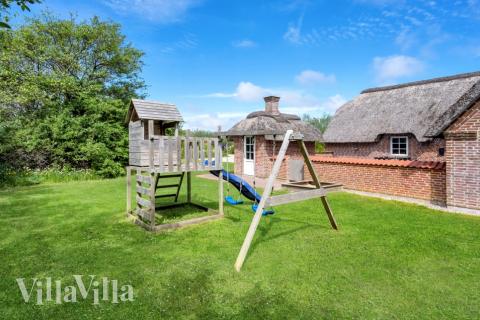 Till den trevliga sommarstugan nr 575 i Vestjylland erbjuds en mängd utomhusaktiviteter, t.ex. lektorn och gungor