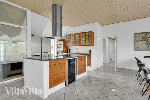 Köket i lyxstuga nr 575 är utrustat så att ni kan laga mat till 14 personer.