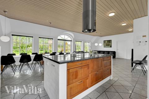 Det stora ljusa vardagsrummet i lyxstuga nr 575 för 14.