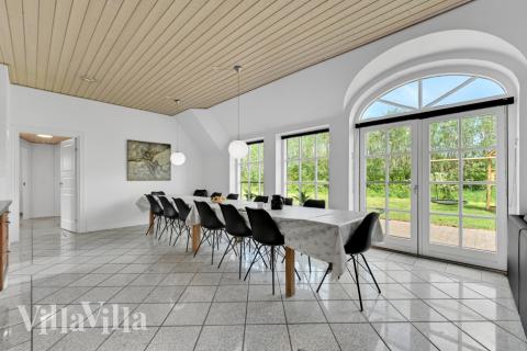 Vardagsrummet i lyxstuga nr. 575 har plats för 14 personer.