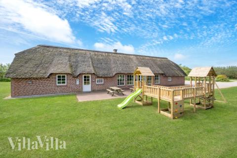 Den tjusiga sommarstugan nr 575 med gott om plats för upp till 14 personer