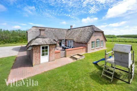 Den praktfulla poolstugan nr 575 med plats för 14 personer ligger i Vestjylland