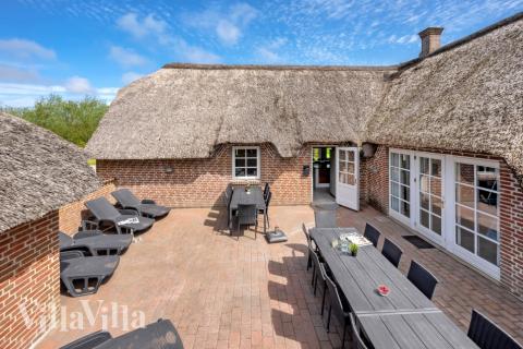 Lyxstuga nr 575 har en härlig terrass med sköna trädgårdsmöbler för 14 personer.