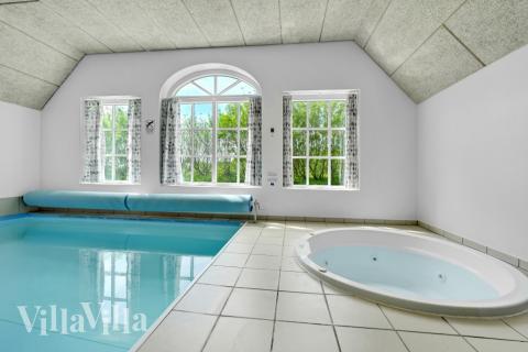 Njut av spabadets värme i lyxstuga nr 575 i Vestjylland