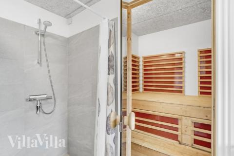 Njut av bastuvärmen i lyxstuga nr 576 för 14 personer