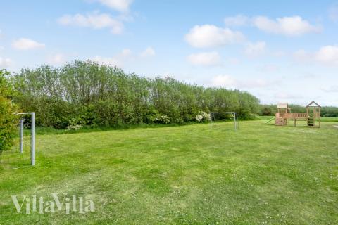 Till den trevliga sommarstugan nr 576 i Vestjylland erbjuds en mängd utomhusaktiviteter, t.ex. lektorn och gungor