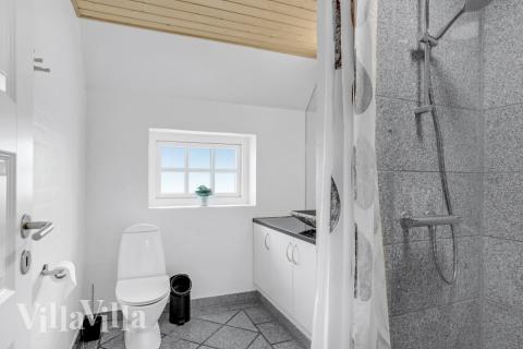 Ett duschrum finns i lyxstuga nr 576 för 14 personer.