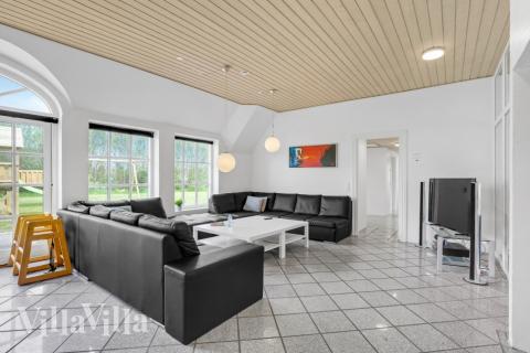 I soffhörnan i lyxstuga 576 i Vestjylland kan ni spela brädspel eller titta på film tillsammans.