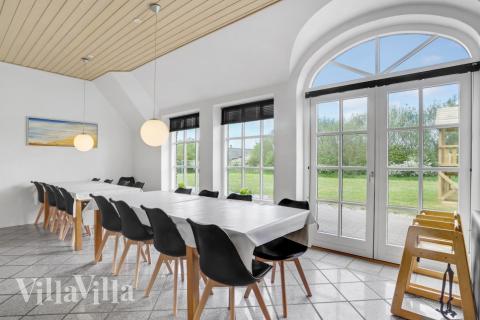 Det stora ljusa vardagsrummet i lyxstuga nr 576 för 14.