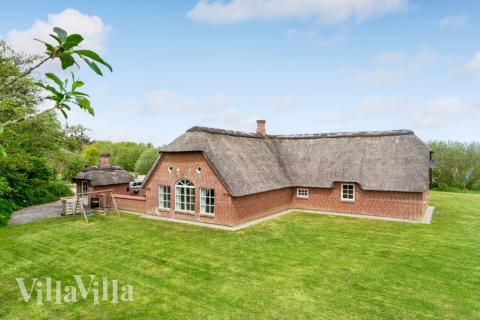 Den praktfulla poolstugan nr 576 med plats för 14 personer ligger i Vestjylland