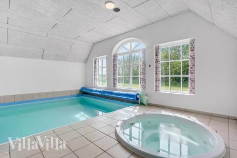 Njut av spabadets värme i lyxstuga nr 576 i Vestjylland