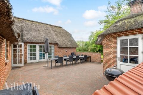 Lyxstuga nr 576 har en härlig terrass med sköna trädgårdsmöbler för 14 personer.