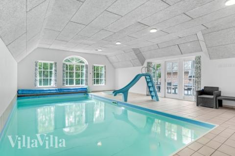 Sommarstuga 576 är inredd med en smakfull poolavdelning som har vattenrutschbana, ett stort inbyggt spapad och bastu