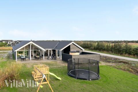 Den tjusiga sommarstugan nr 553 med gott om plats för upp till 16 personer